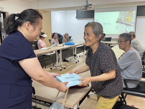 專家進社區，手把手教居民穴位保健，破除養生誤區